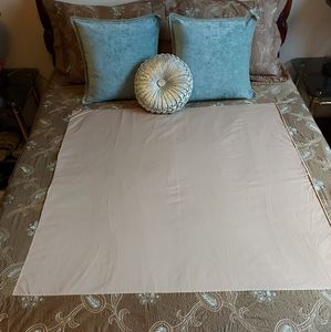 Queen Duvet Cover, 2 Shams & 2 Curtain Panels.